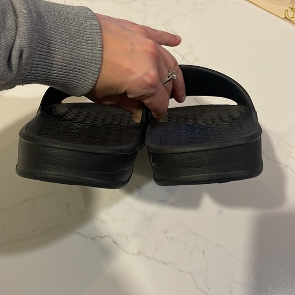 Fila Black Slides sz 7 - Picture 3 of 5